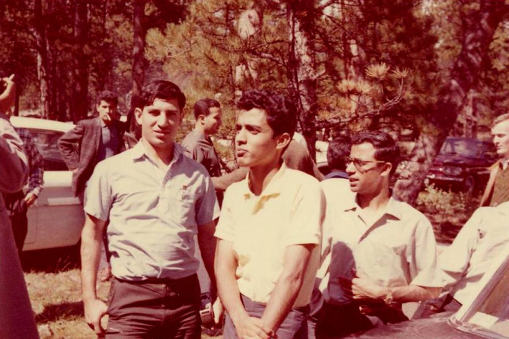 الطلبة الكويتيون علي الشملان وصباح الريّس وصلاح السرحان في ولاية كلورادو بأميركا عام 1962 (من مقتنيات صباح الريّس)