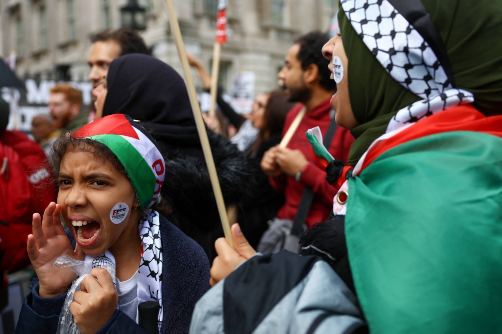 فتلة تصرخ في احتجاج تضامنا مع الفلسطينيين في غزة