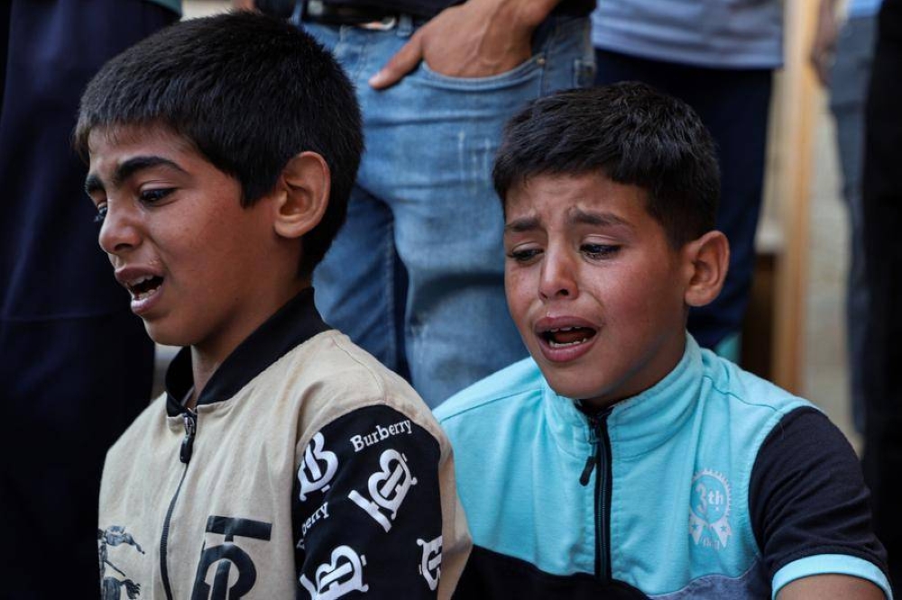 أطفال ينعون وفاة أقاربهم في مستشفى جنوب قطاع غزة