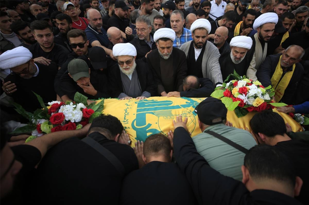 تشييع جثمان أحد مقاتلي «حزب الله» الذين سقطوا في اشتباك مع القوات الإسرائيلية في جنوب لبنان أمس 