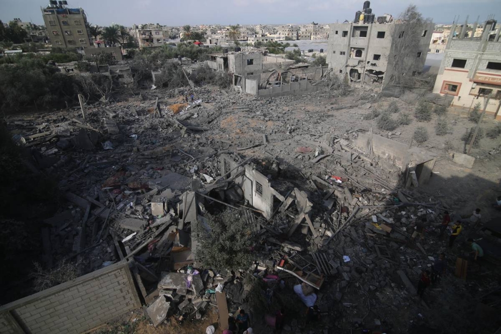 مبانٍ دمرتها الغارات الإسرائيلية في خان يونس أمس (شينخوا)