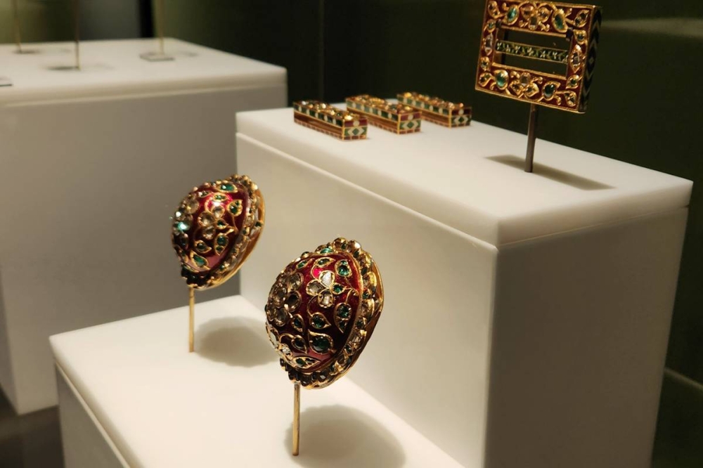 جانب من مقتنيات معرض (زينة البلاط الملكي الهندي)