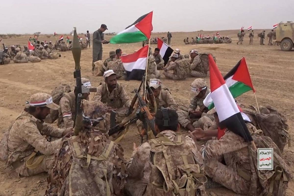 مقاتلون من «أنصار الله» خلال تدريبات «طوفان الأقصى» قرب صنعاء أمس الأول (رويترز)