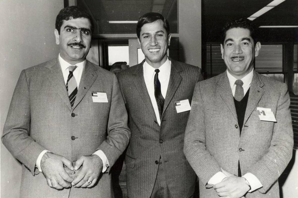 العم عبدالرحمن الحوطي في لقطة مع المرحوم أحمد عبدالصمد خلال مهمة رسمية لوزارة الإعلام عام 1965