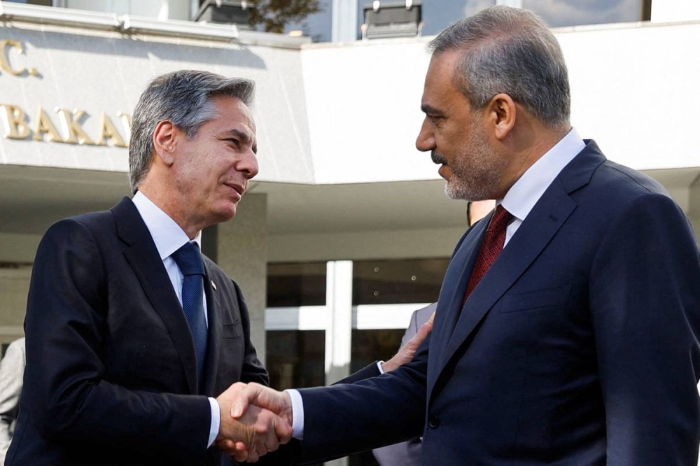 فيدان مودعاً بلينكن عقب اجتماعهما في أنقرة أمس (رويترز)