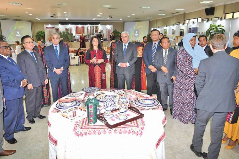 طهبوب يتوسط مجموعة من السفراء