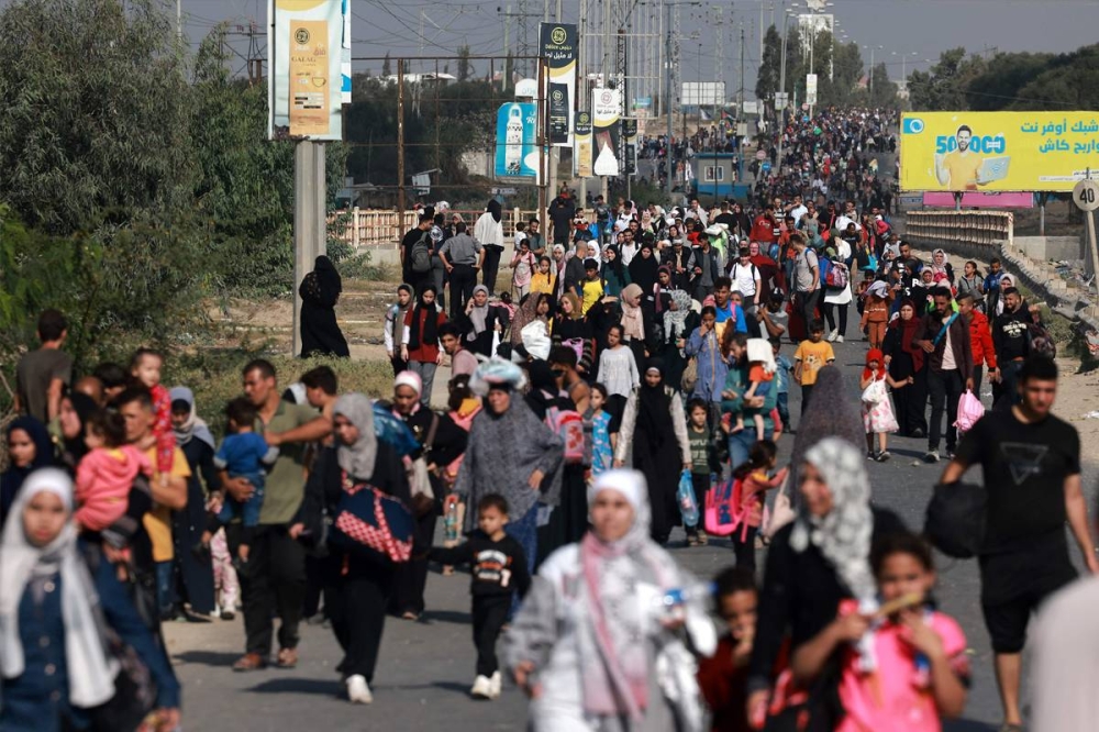 فلسطينيون ينزحون من شمال قطاع غزة باتجاه جنوبه (أ ف ب)