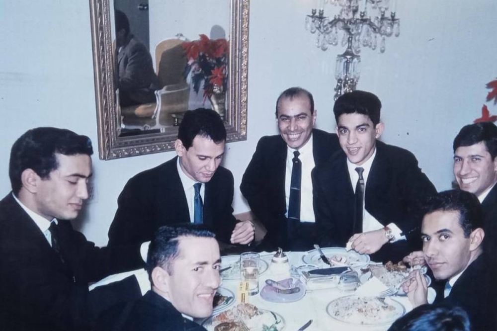 لقطة في واشنطن عام 1963 جمعت مجموعة من الكويتيين بأميركا مع الفنان الراحل عبدالحليم حافظ؛ وهم من اليمين: الشيخ مبارك جابر الأحمد، وصباح الريس، وفؤاد ملا حسين، وعبدالرحمن القندي، وعبدالحليم حافظ، وفيصل المرزوق، ومنصور بندر. (إهداء من د. صباح الريس). 