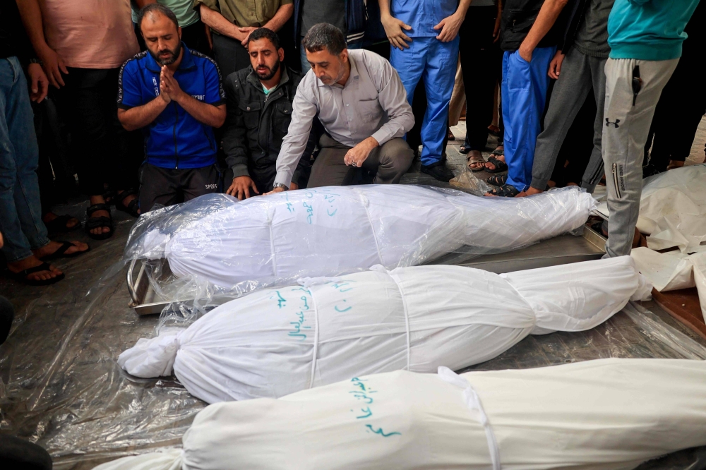 الأقارب ينعون أحباءهم الذين استشهدوا خلال الغارات الليلية على رفح