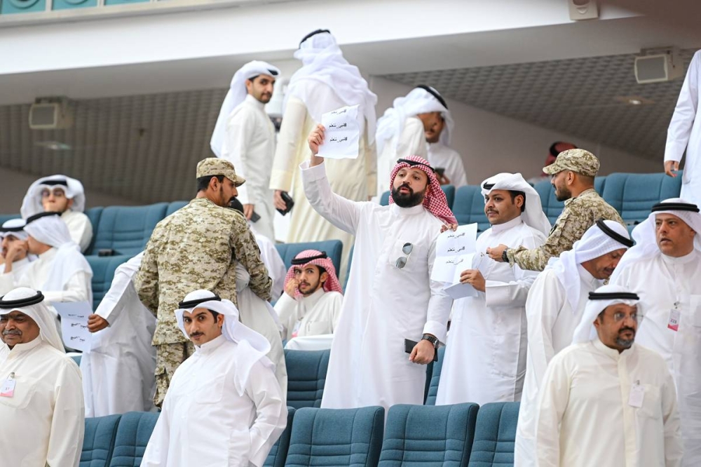 الجمهور يعترض على تسبب العازمي في رفع الجلسة نصف ساعة