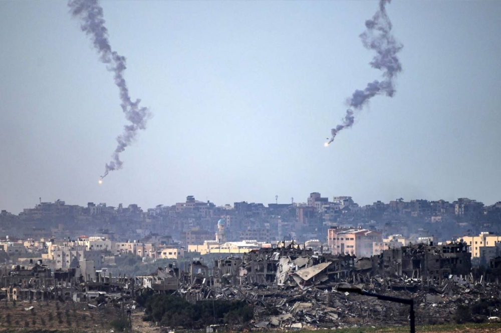 قذائف إسرائيلية فوق غزة أمس (أ ف ب)