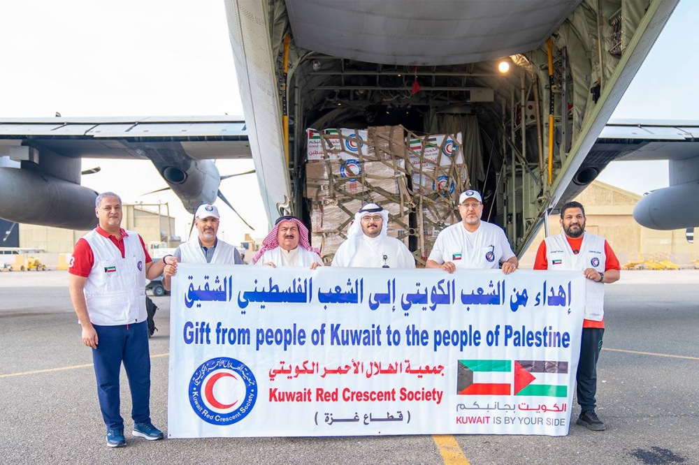 جانب من عملية شحن المساعدات الإغاثية إلى الشعب الفلسطيني
