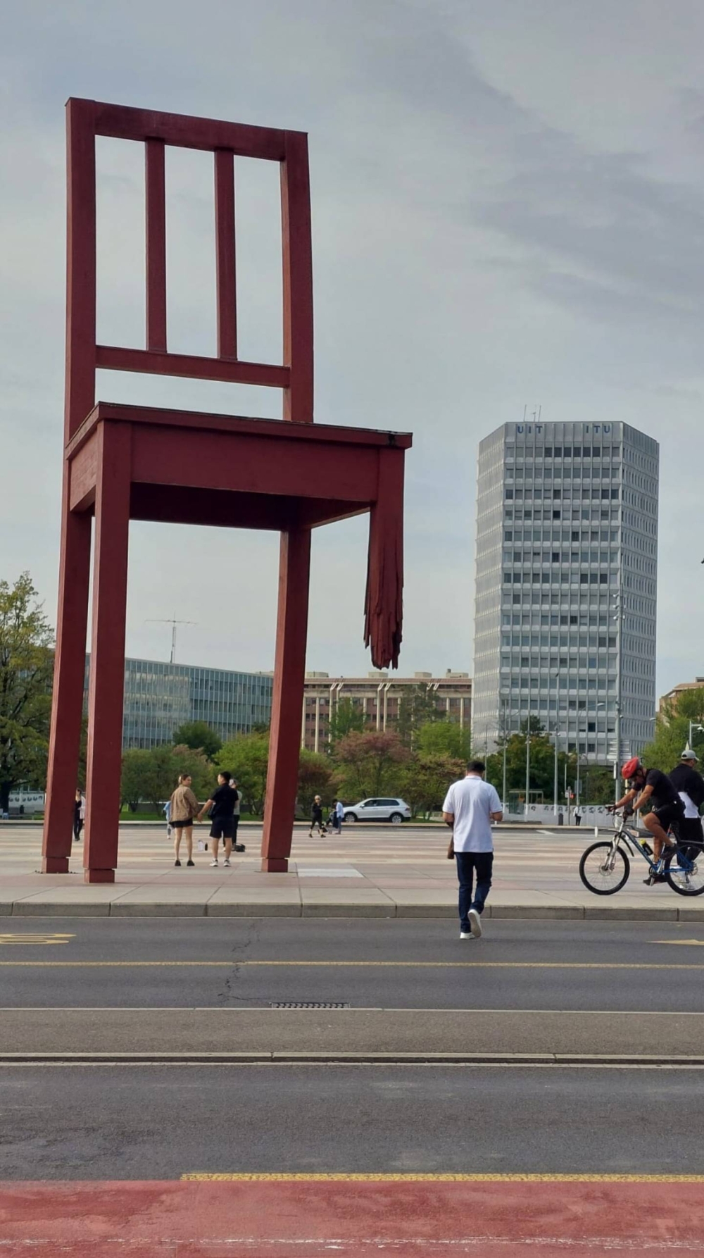 كرسي أمام مبني الأمم المتحدة في جنيف يرمز إلى ضحايا الحروب 