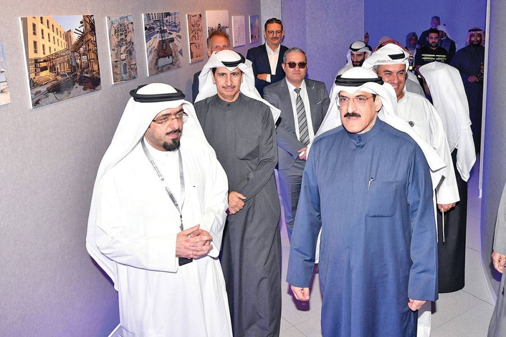 الاستاد والعتيبي خلال جولتهما في المركز 