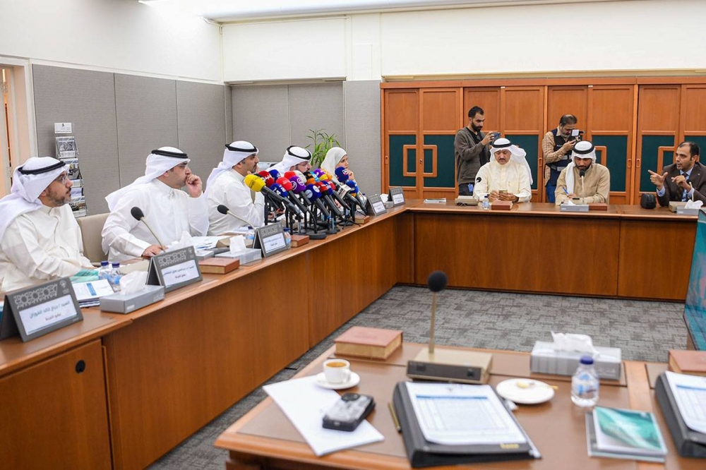 الزميل محيي عامر يطرح أسئلته على رئيس وأعضاء اللجنة