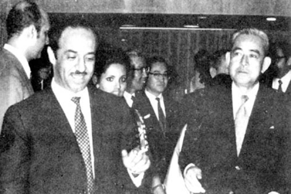 الشيخ صباح الأحمد بصفته وزيراً للخارجية مع رئيس الوزراء الياباني في مقر سفارة الكويت باليابان عام 1971 