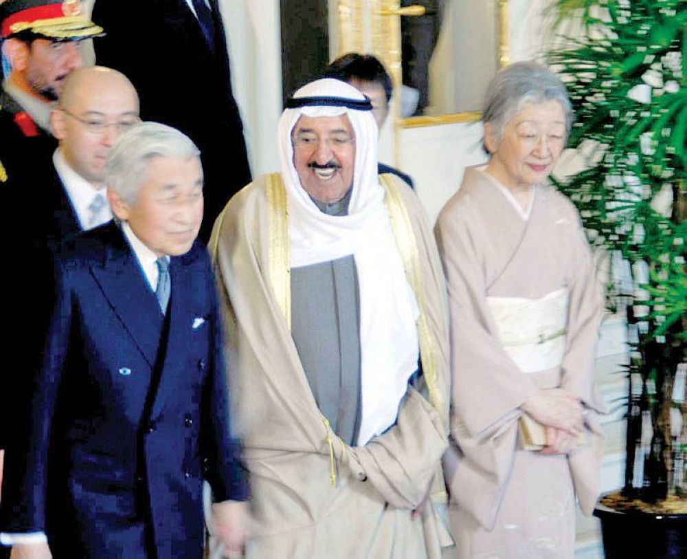 الأمير الراحل الشيخ صباح الأحمد مستقبلاً إمبراطور اليابان أكهيتو والإمبراطورة ميتشيكو