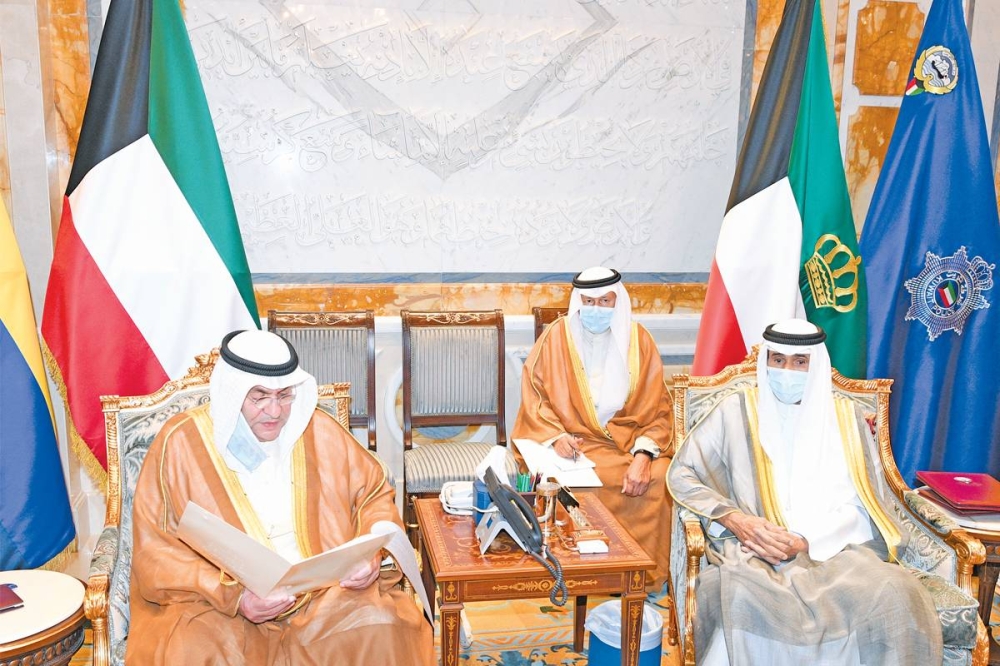 الأمير الراحل خلال استقباله رئيس غرفة التجارة والصناعة محمد الصقر