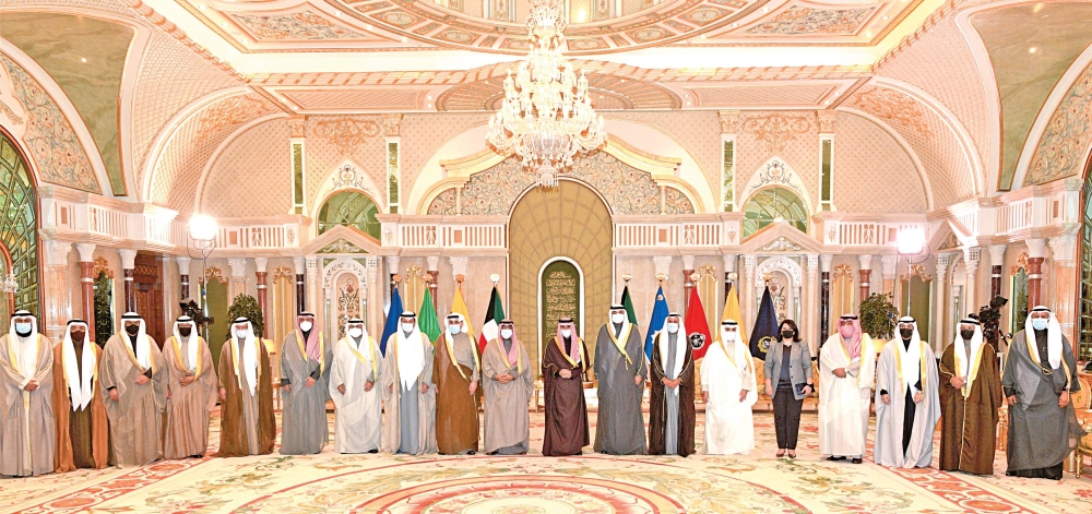 خلال استقباله أعضاء الحكومة الكويتية في مارس 2021