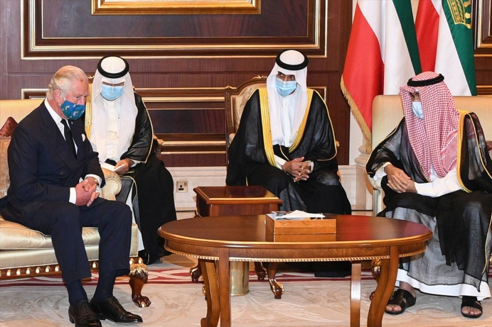 فقيد الكويت مستقبلاً الملك تشارلز خلال إحدى زياراته للكويت
