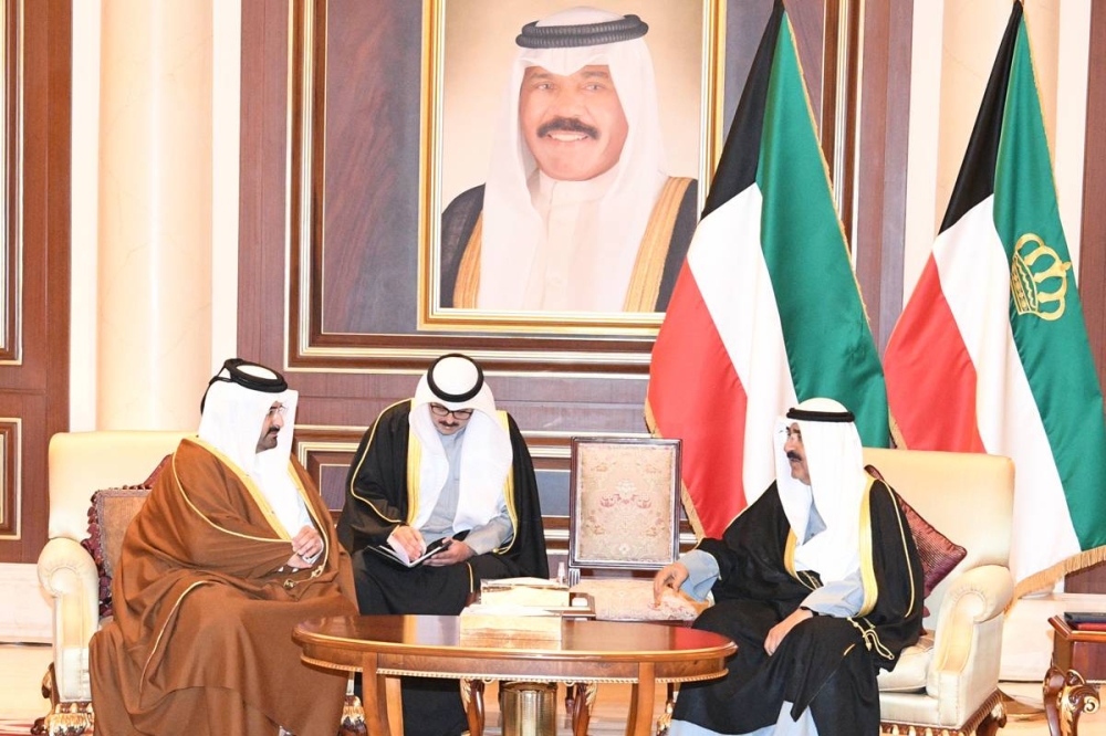 الأمير خلال استقباله نائب أمير قطر لتقديم واجب العزاء أمس