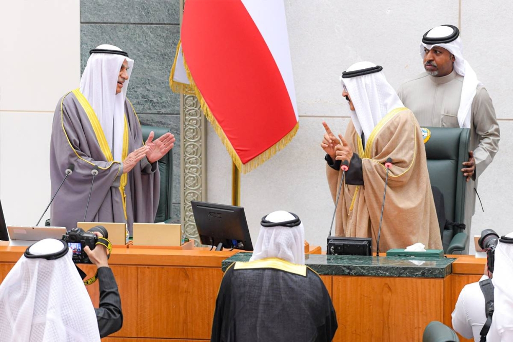 سمو الأمير والسعدون وحديث على منصة الرئاسة