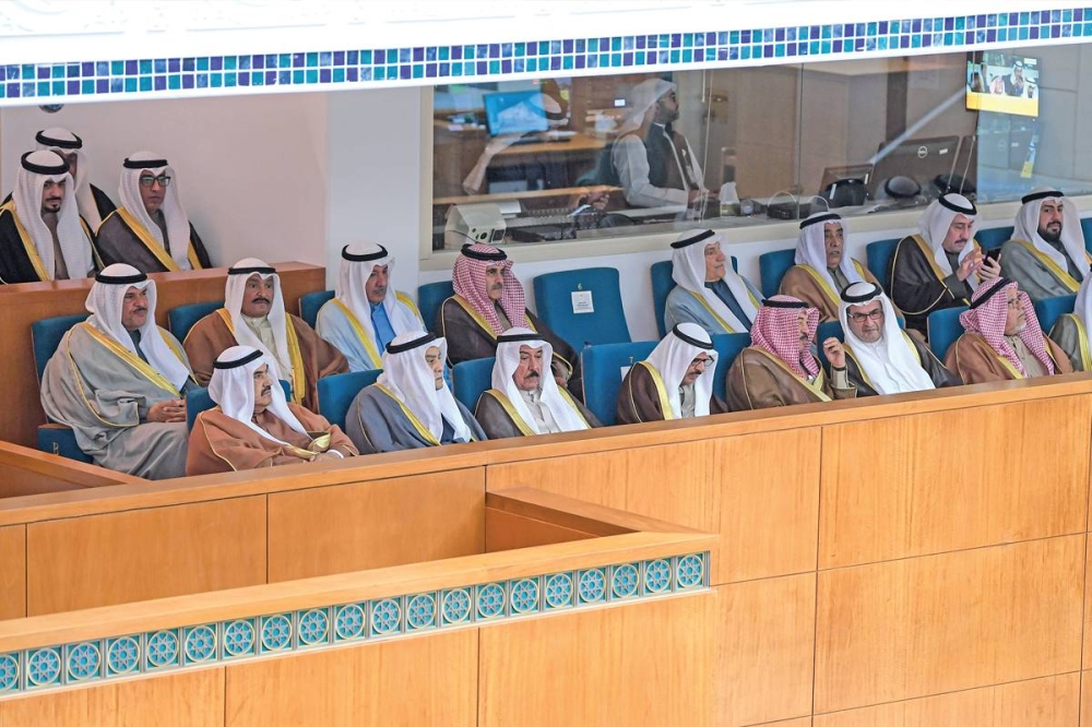 ناصر المحمد وكبار شيوخ الأسرة في مقدمة الحضور