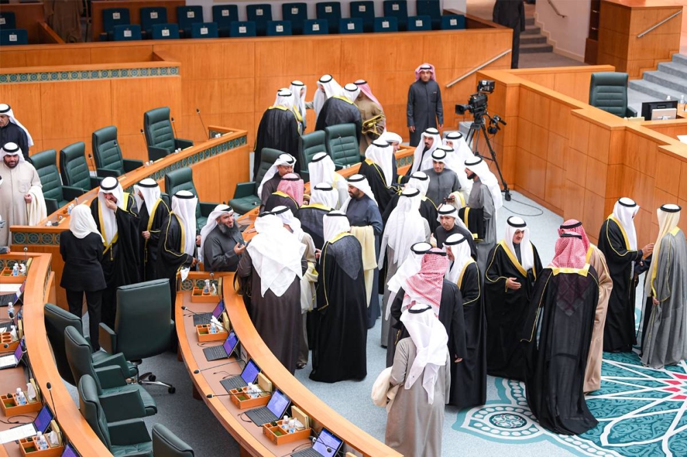 الأعضاء عقب رفع الجلسة الخاصة