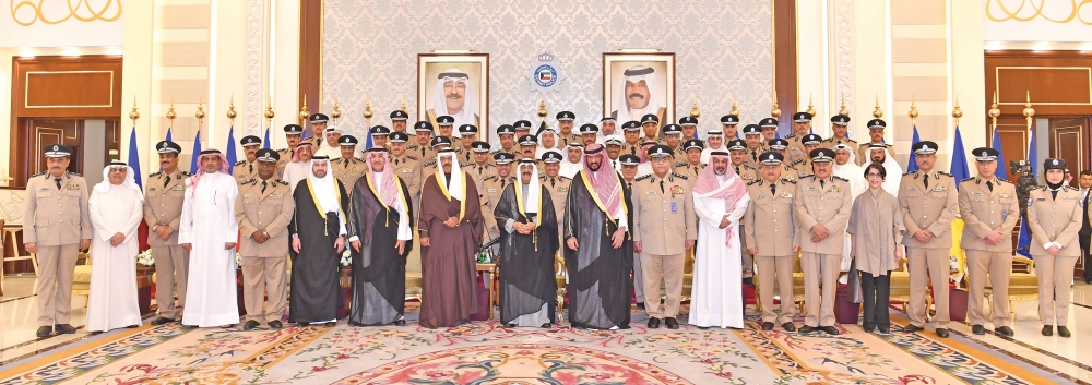 صاحب السمو متوسطاً قيادات «الداخلية» خلال زيارته لمبنى الوزارة