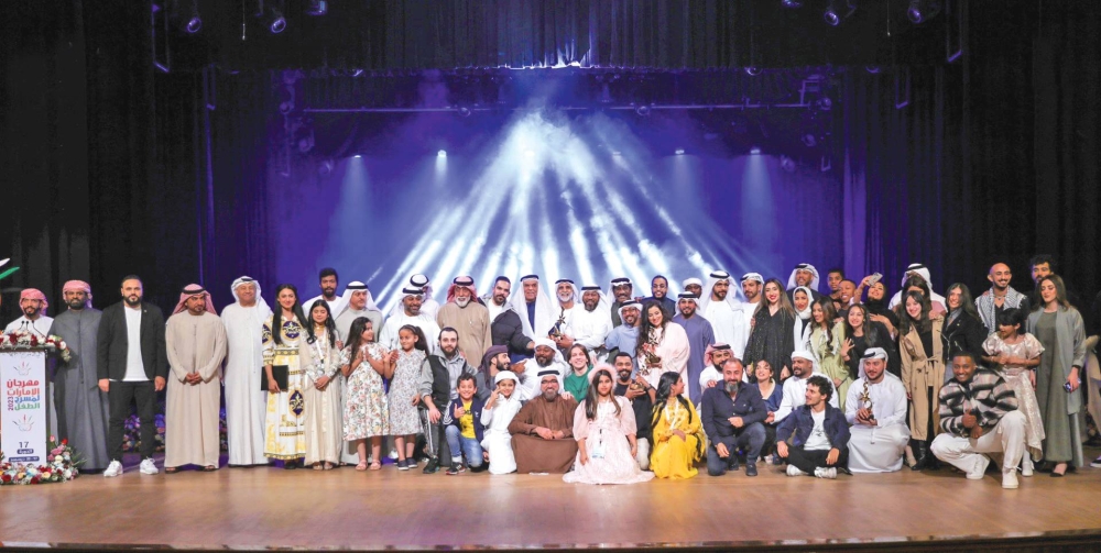 الشطي يتوسط المكرمين في المهرجان