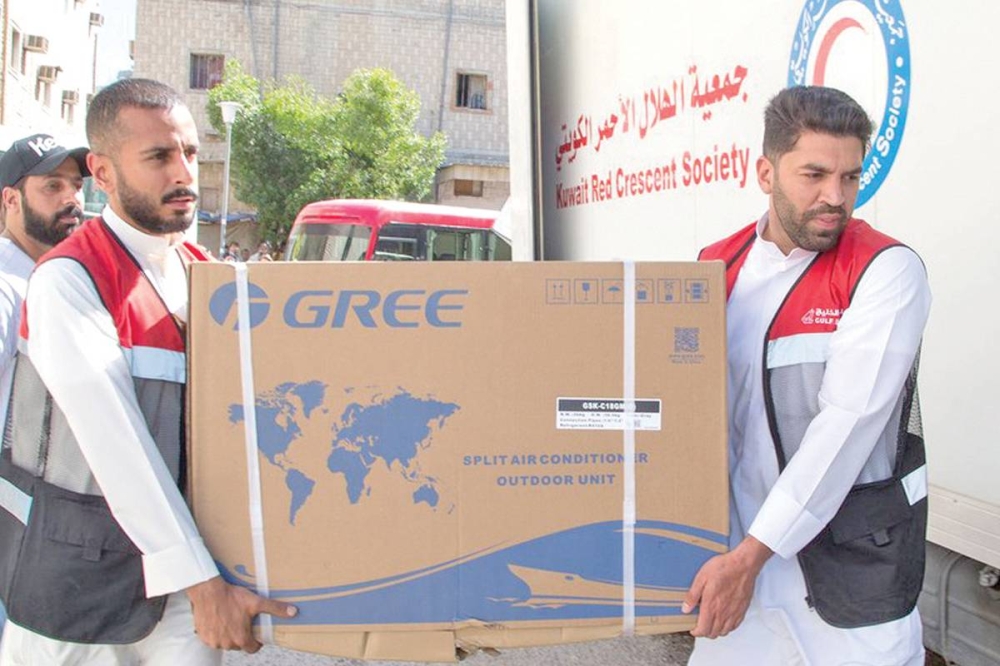 توزيع أجهزة كهربائية على الأسر المتعففة