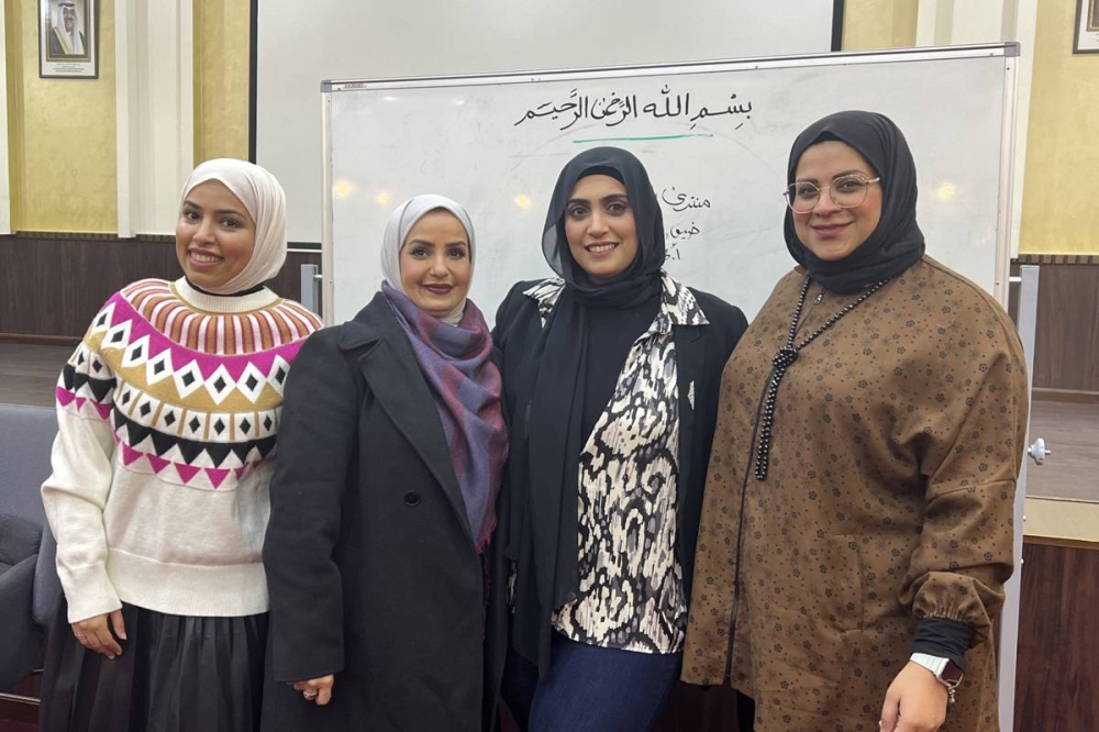 العنزي تتوسط بعض عضوات المنتدى