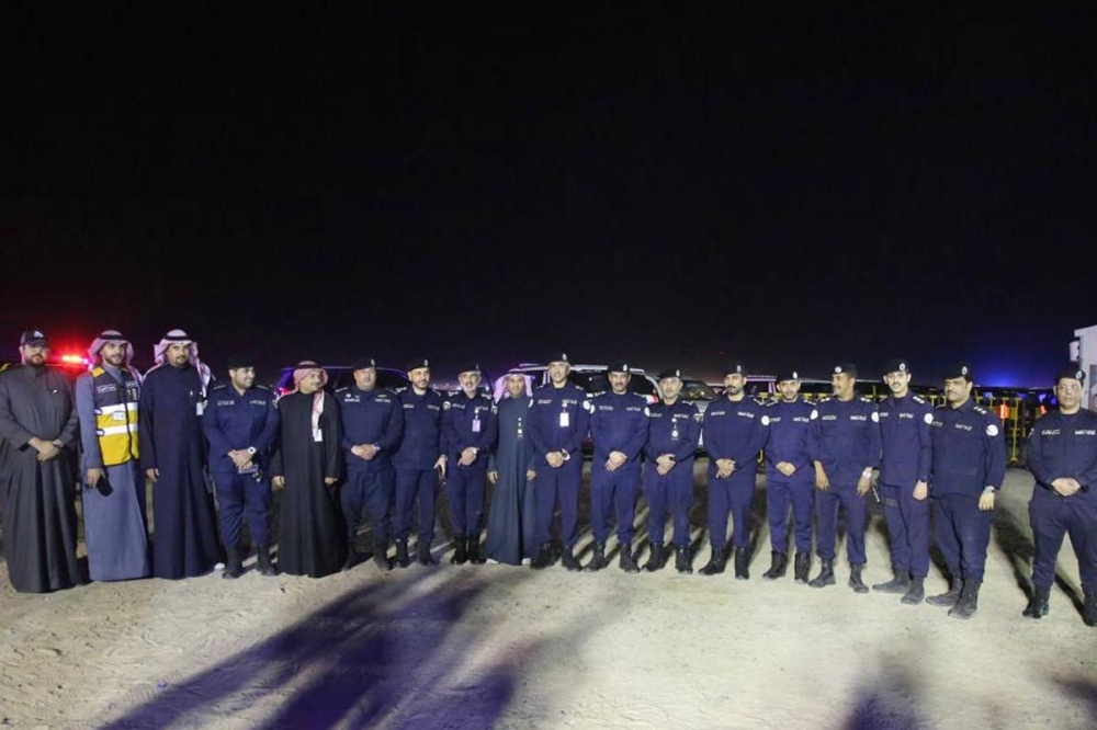 الرجيب مع رجال الأمن في إحدى النقاط الأمنية