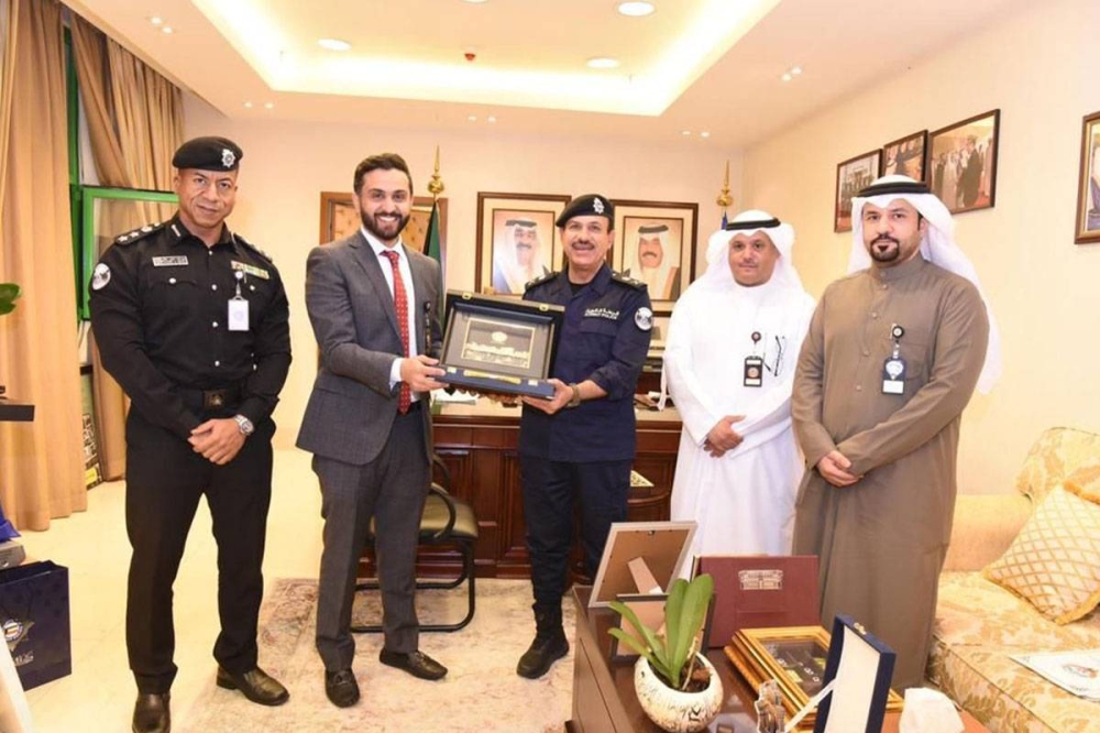 العازمي مكرماً العميد توحيد الكندري