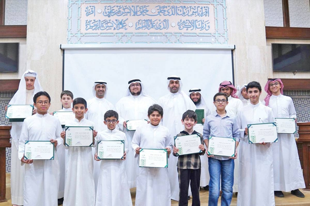 خالد الشملان وعبدالله السيف مع الفائزين في مسابقة قراء «بيتك»