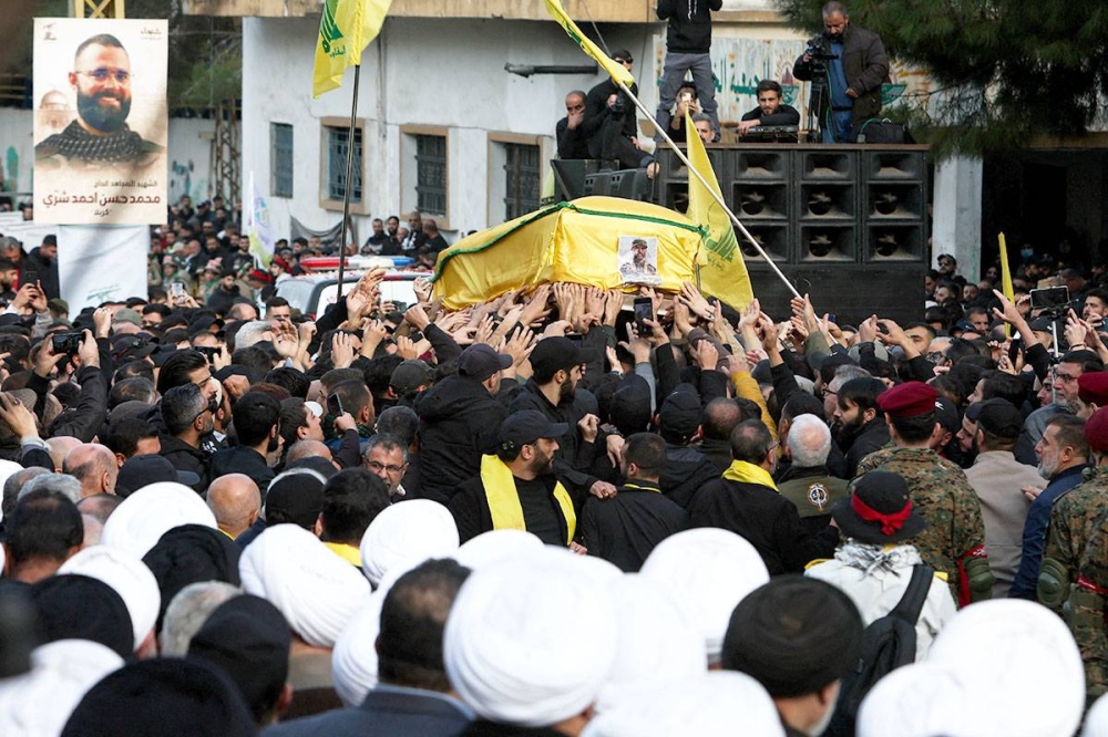جانب من تشييع القيادي في «حزب الله» وسام طويل أمس في خربة سلم جنوب لبنان (رويترز)