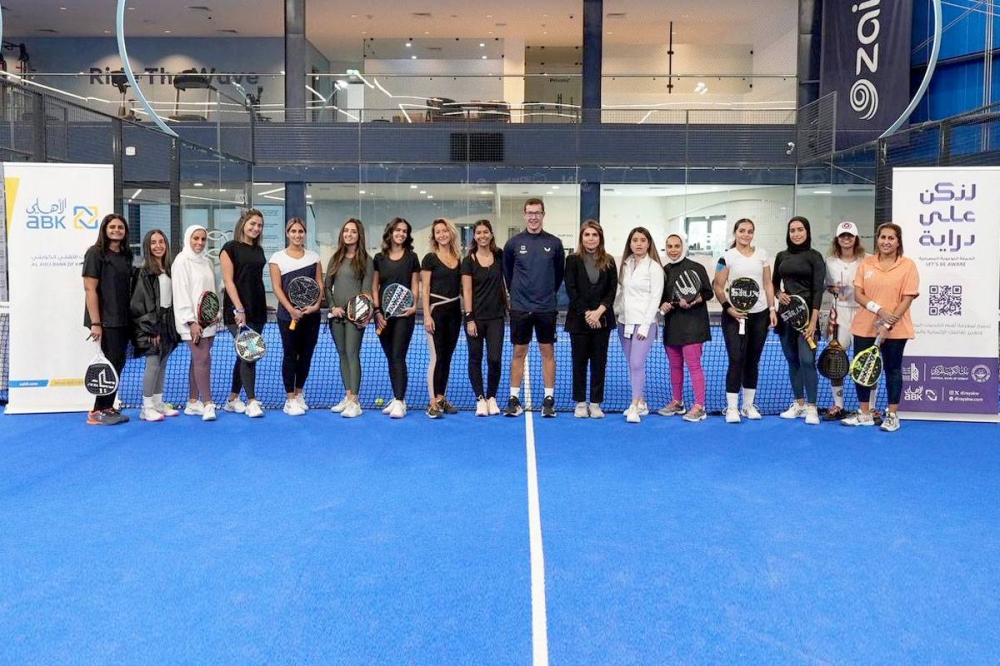 مشاركون في إحدى بطولات «لنكن على دراية» للبادل