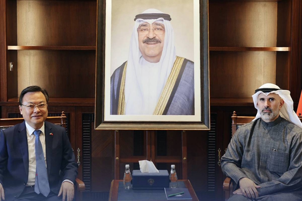 السفير الشيخ جراح جابر الأحمد الصباح مع سفير الصين لدى البلاد
