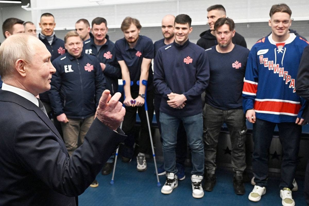 بوتين يزور مجمعاً رياضياً في بطرسبرغ أمس الأول (رويترز)