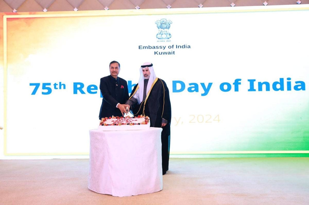 الجابر وسويكا يقطعان قالب الحلوى