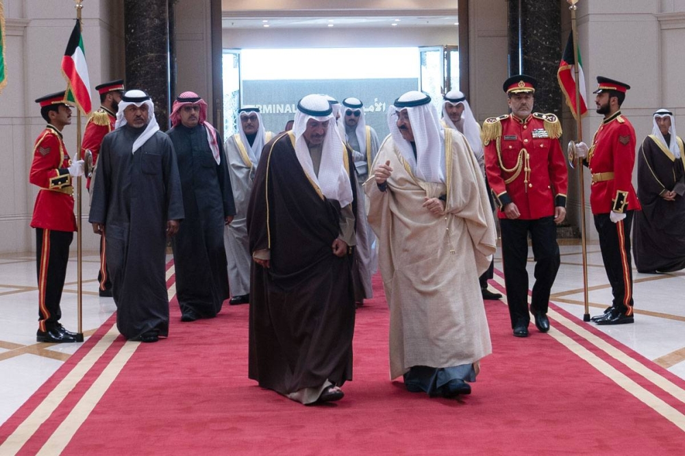 محمد الصباح في وداع الأمير لدى مغادرته إلى السعودية أمس