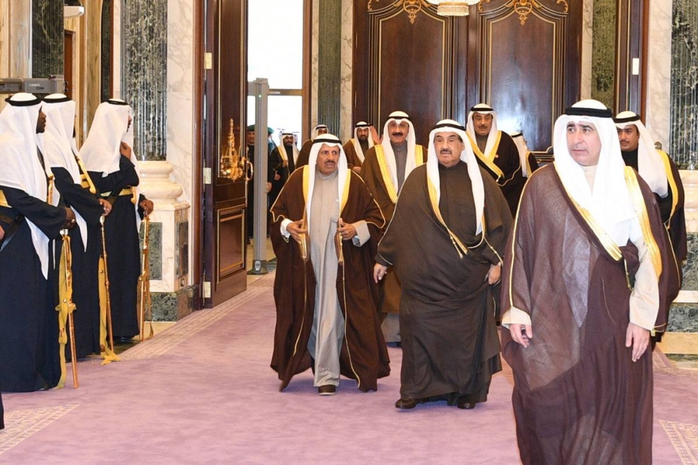 ناصر المحمد وعدد من الشيوخ والمسؤولين المرافقين للأمير لدى المغادرة إلى السعودية 