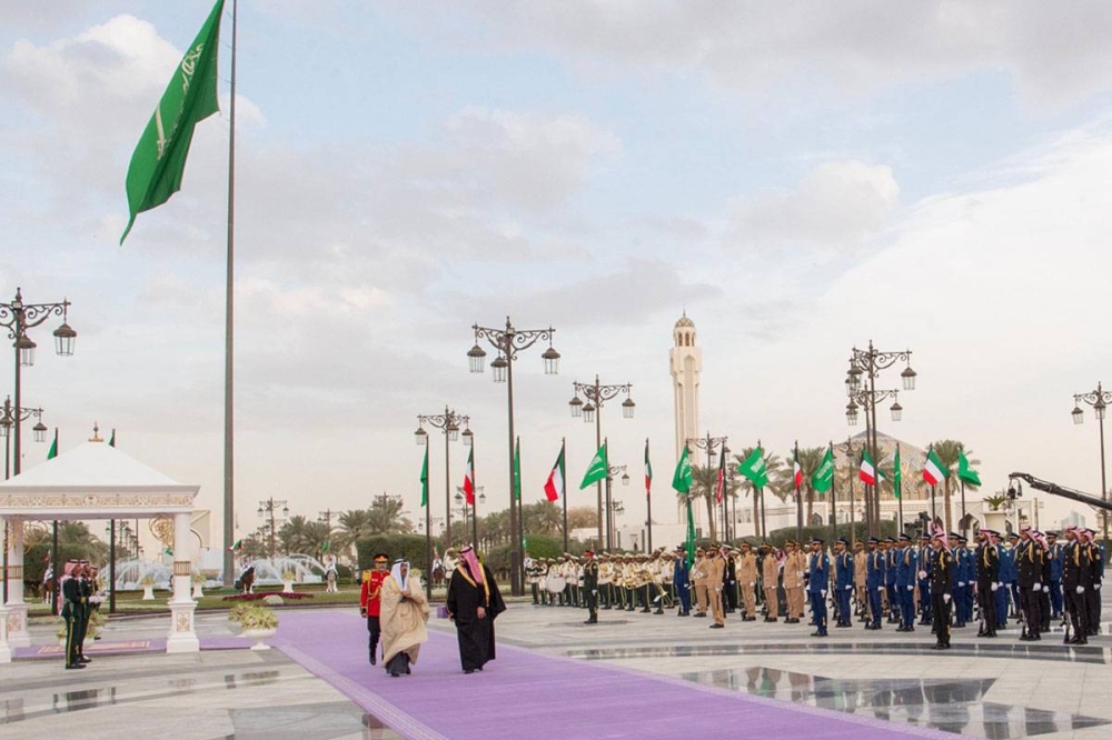 الأمير وولي العهد السعودي يستعرضان حرس الشرف خلال مراسم الاستقبال في قصر اليمامة أمس