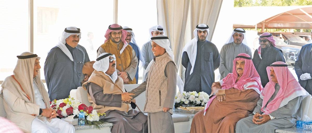 الأمير متوسطاً ناصر المحمد وتركي الفيصل