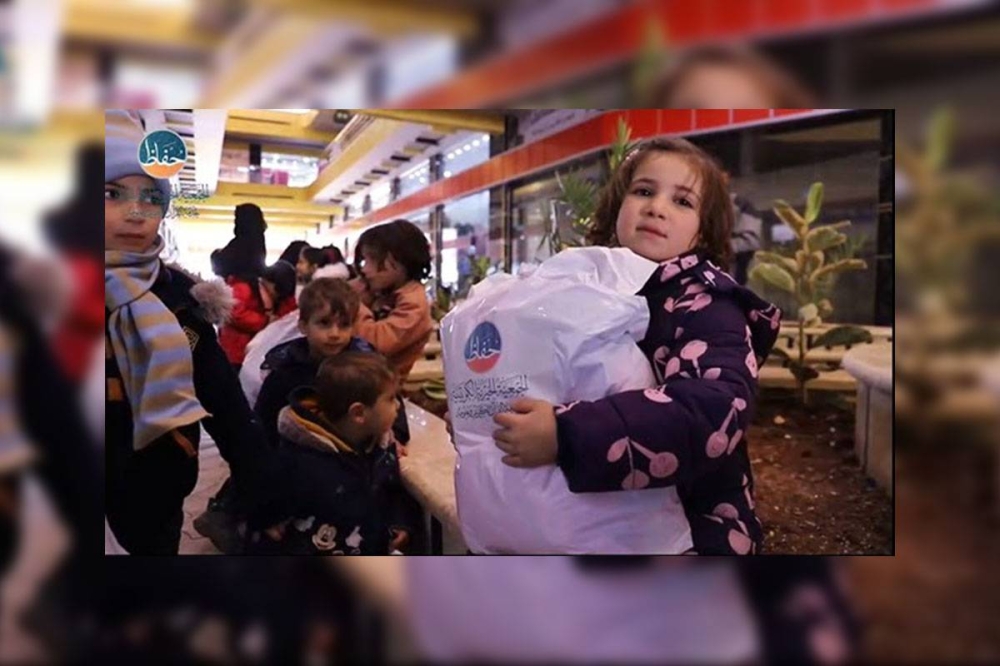 جانب من توزيع الملابس الشتوية  على الأطفال