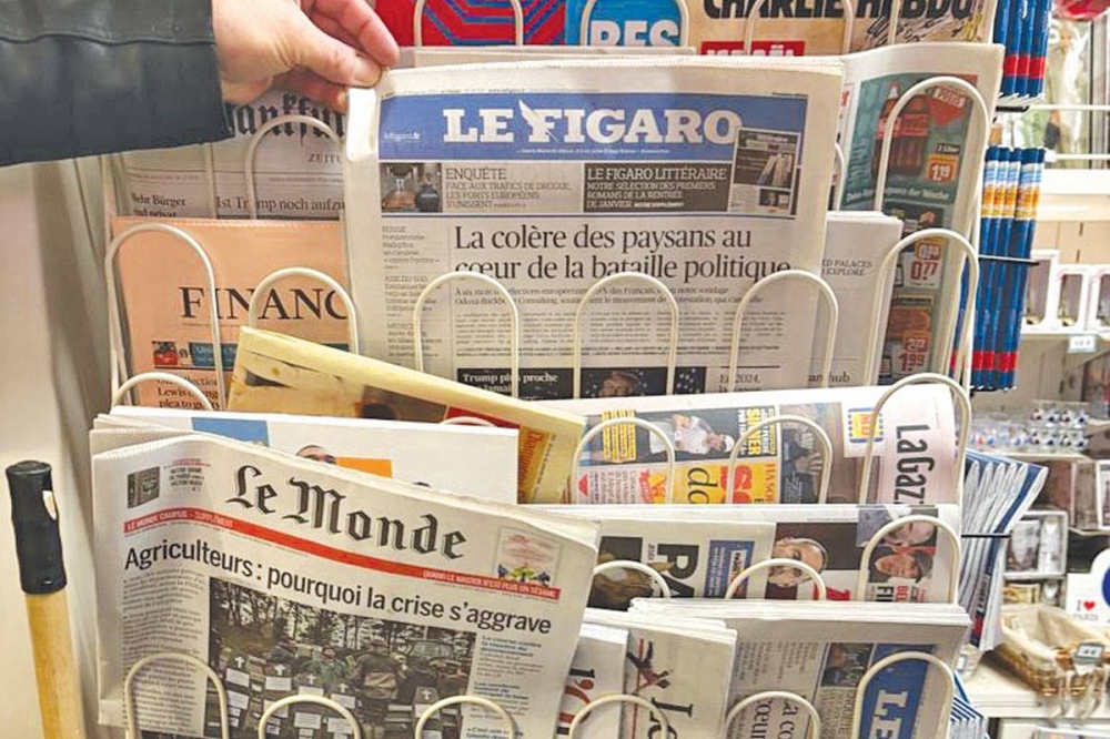 «لوموند» تتصدر واجهة عرض الصحف الفرنسية