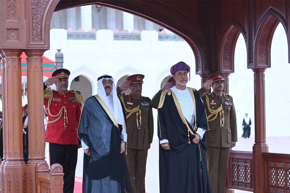 الأمير وسلطان عُمان خلال مراسم الاستقبال