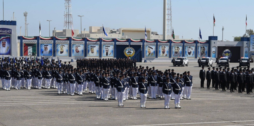 الطلبة الضباط الجامعيين بأكاديمية سعد العبدالله للعلوم الأمنية خلال البروفة