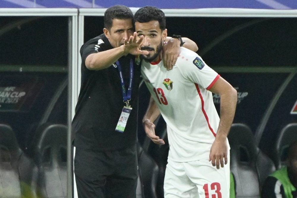 عموتة يوجه أحد اللاعبين