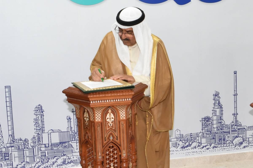 الأمير خلال توقيعه على سجل الإرث بالمصفاة